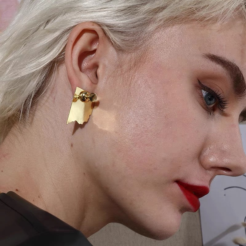 Pearlona_ The Aha! Moment Gold Stud Earrings